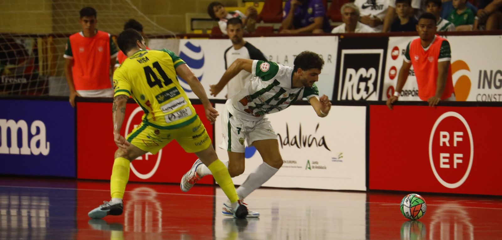 Zequi es presionado por un rival.