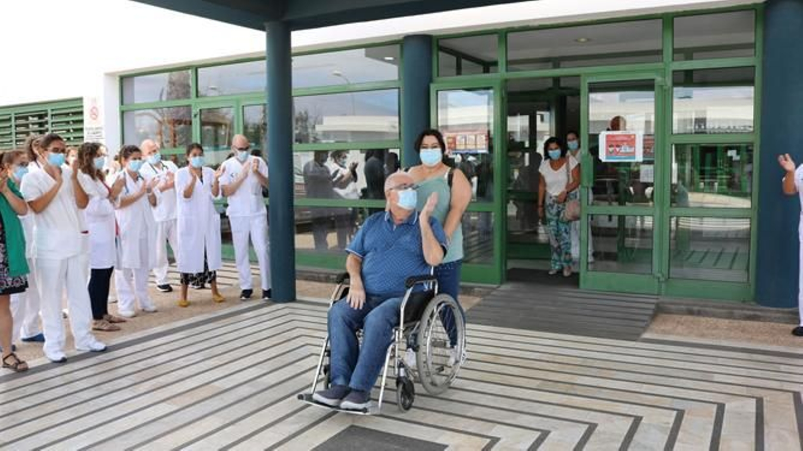 Un paciente abandona el hospital tras superar la Covid-19.