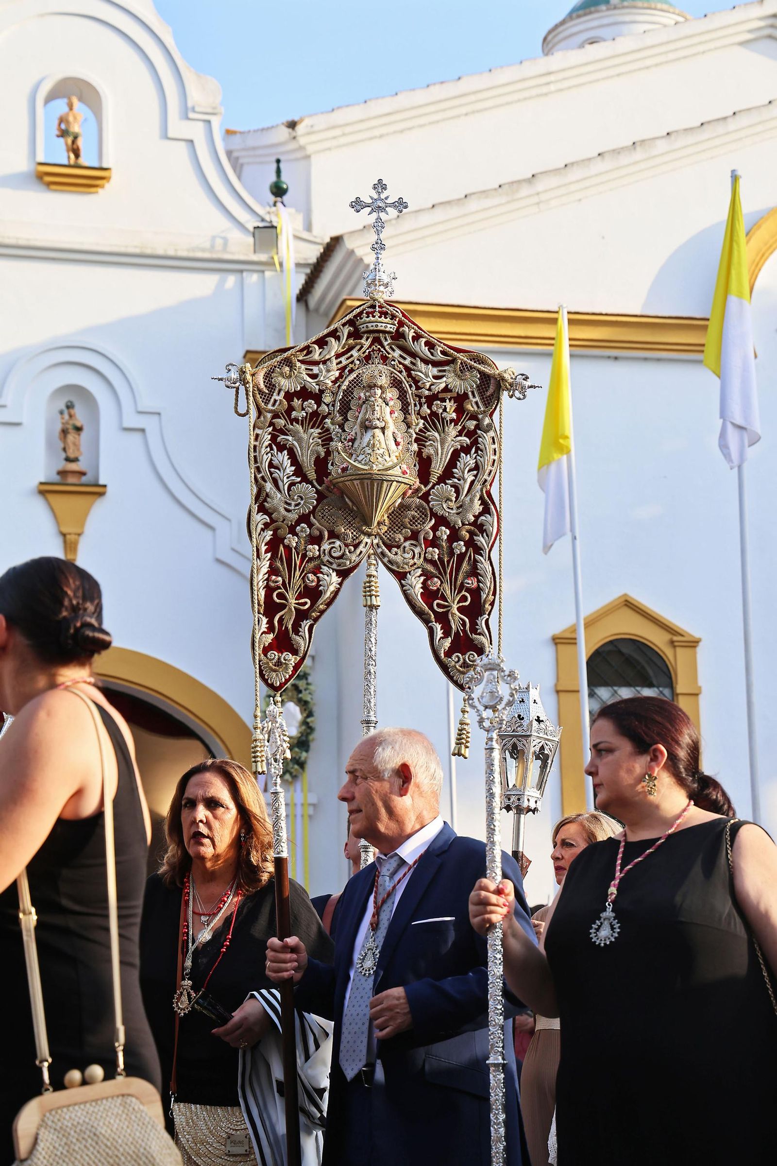 Imágenes del Rosario Jubilar rociero celebrado por las 25 hermandades filiales de la Matriz de Almonte en La Merced