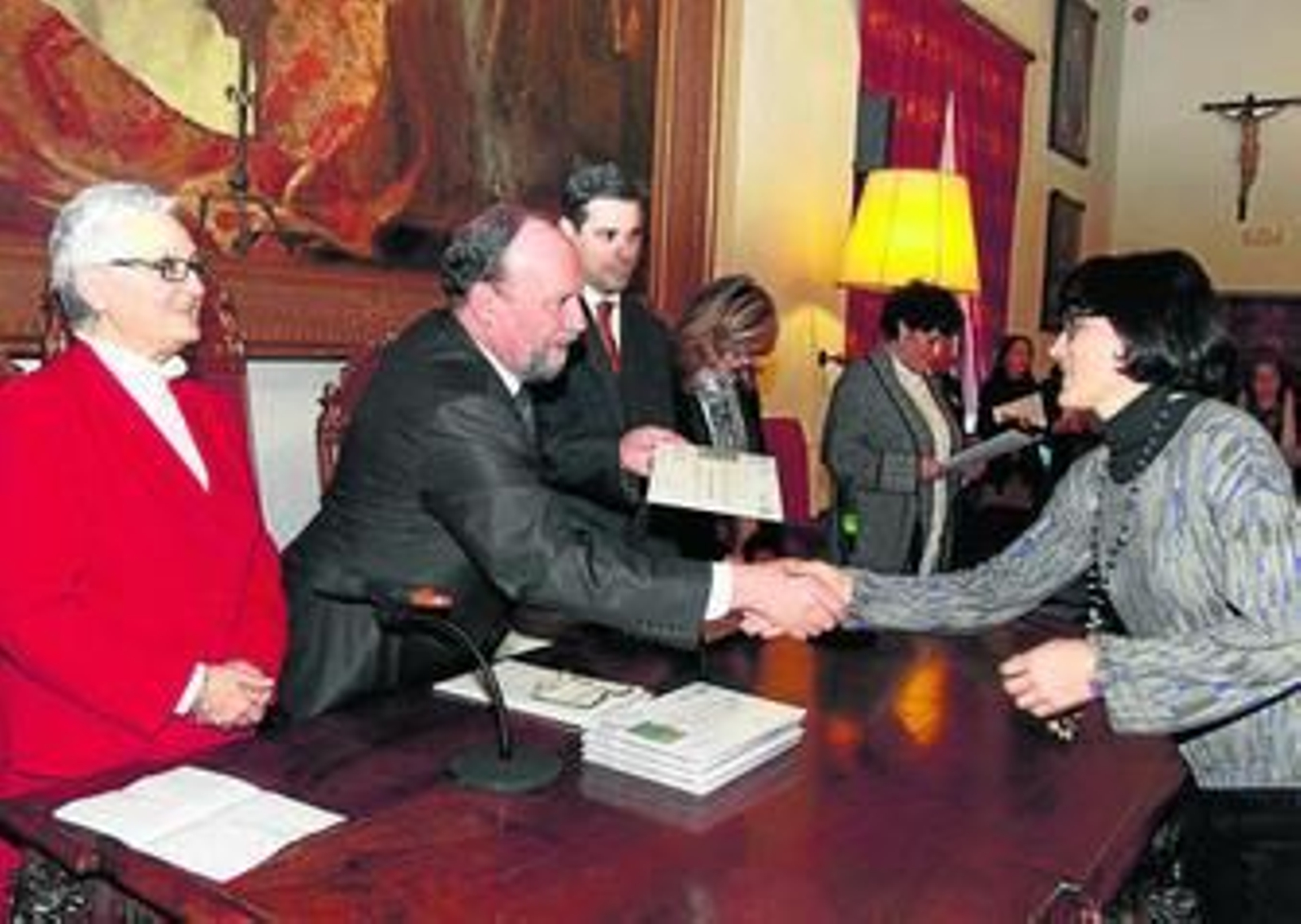 Una de las responsables de centro recogen el reconocimiento.