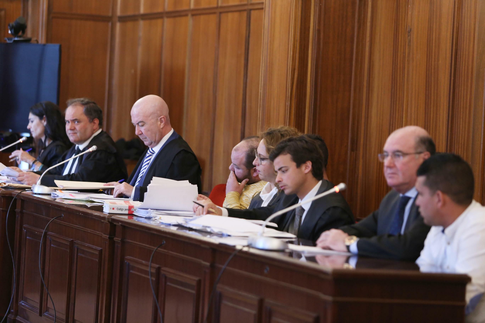 Los acusados con sus abogados en la sala del juicio