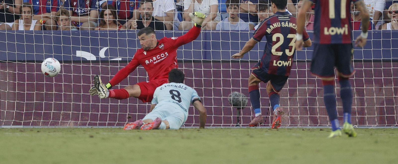 Pablo Fornals sigue con la mirada el remate de cabeza que sirvió para el empate definitivo a dos.