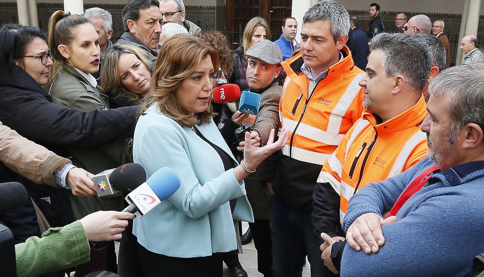 La presidenta de la Junta, Susana Díaz, ayer en Sevilla con estibadores del puerto de Algeciras.
