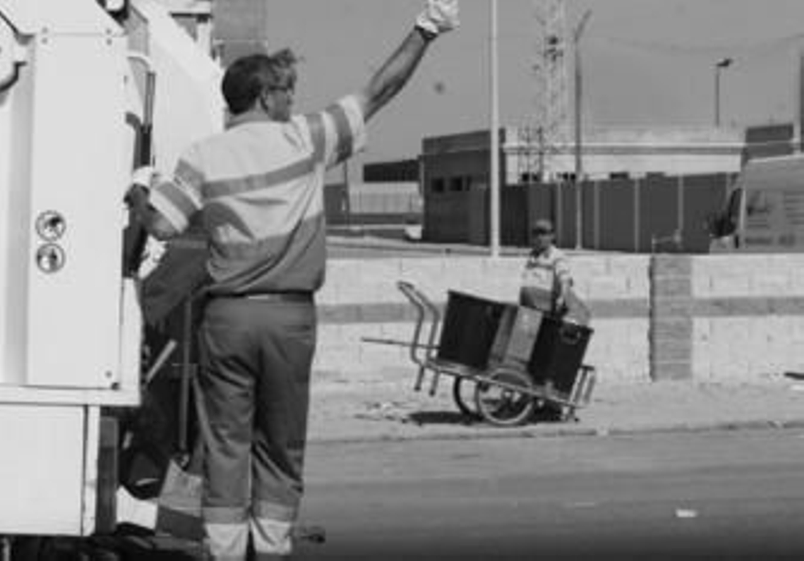 Varios trabajadores de limpieza realizan su labor en el municipio linense.
