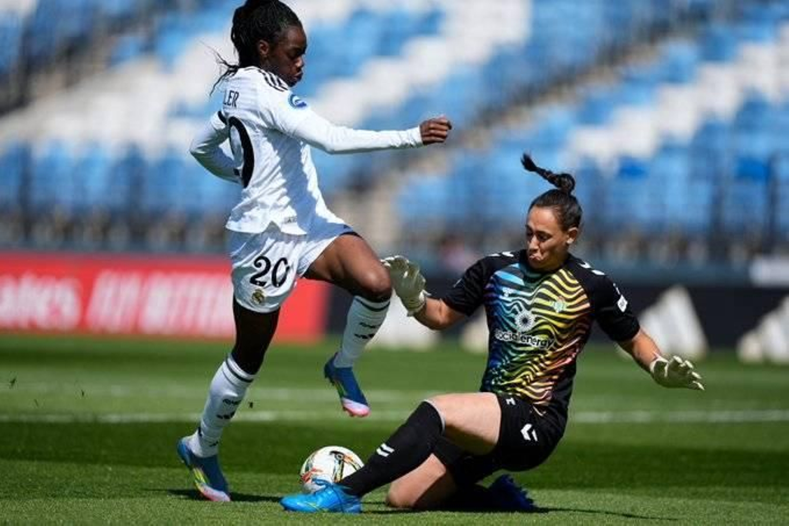 Paula Vizoso sale ante Feller en el encuentro entre el Real Betis y el Real Madrid