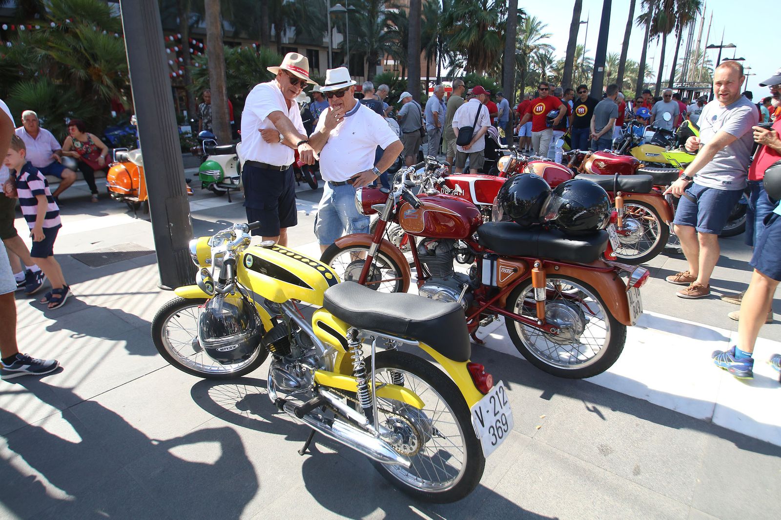 Fotogalería de la exhibición de motos antiguas. Feria Almería 2019