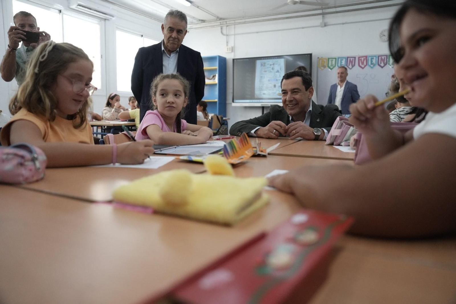 Juanma Moreno inaugura el curso escolar en el CEIP Los Llanos en Almonte.