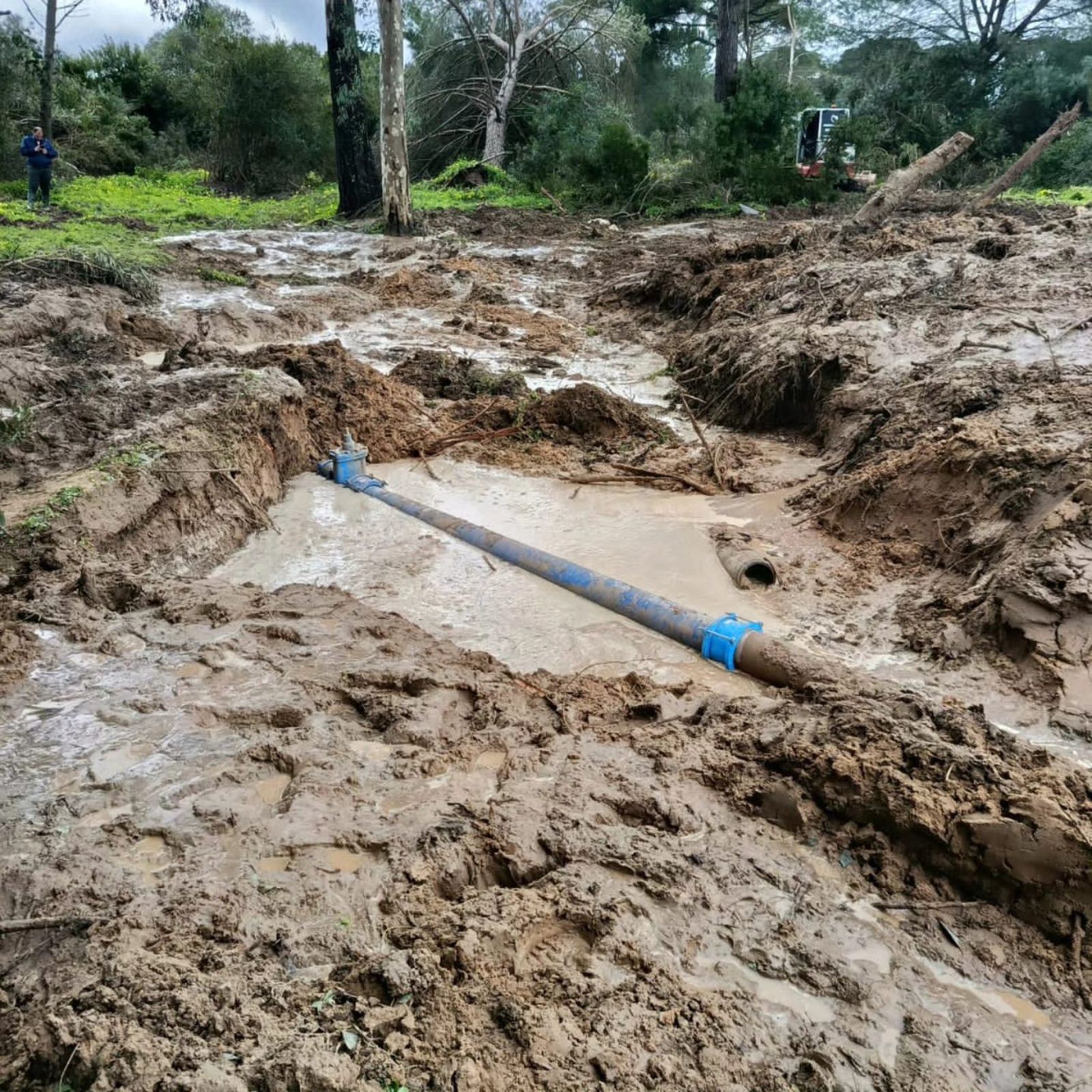 Tubería reparada en la Cañada de Roche, en Hinojos, en un terreno en mal estado por las últimas lluvias torrenciales.