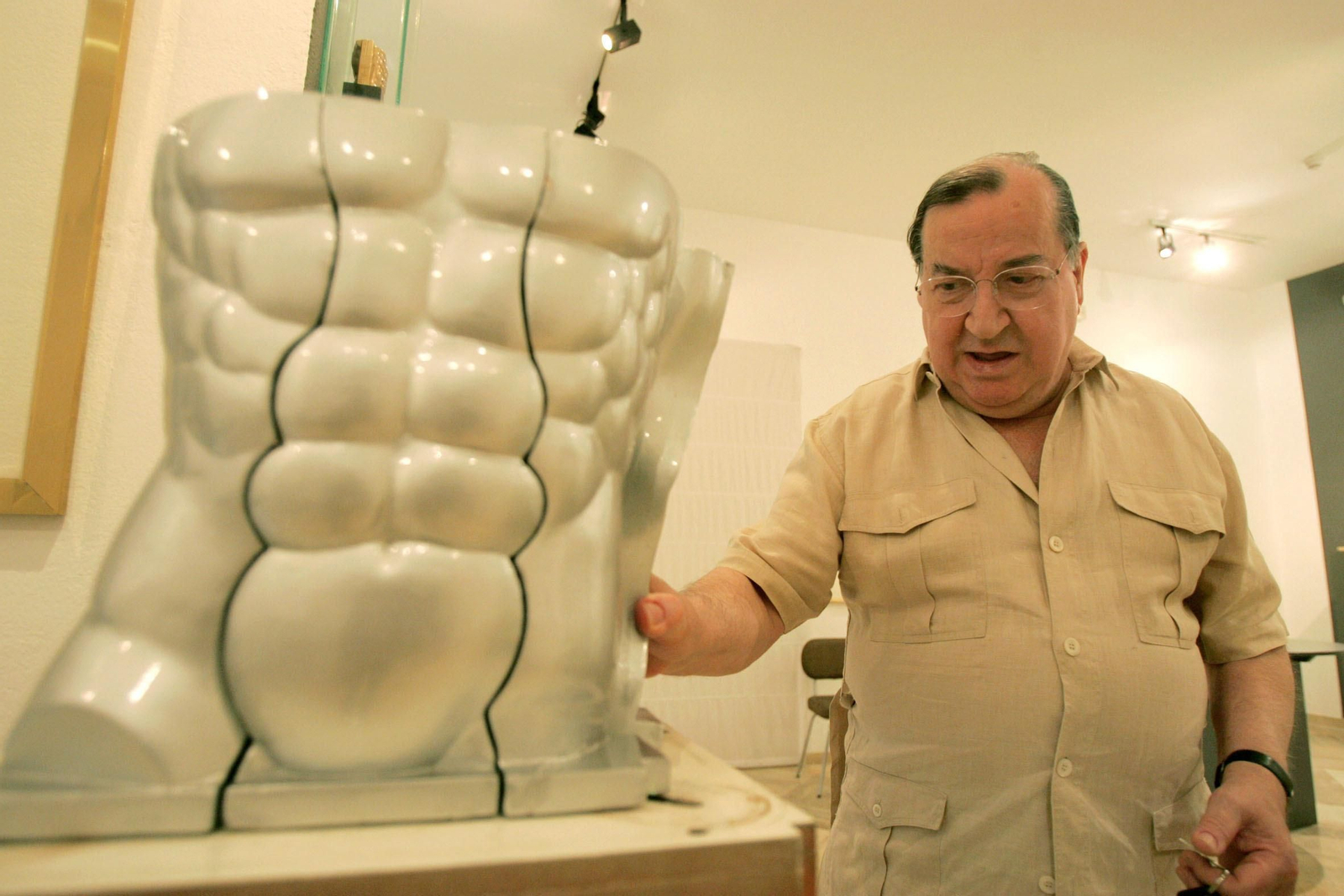 Miguel Ortiz Berrocal, en su casa de Villanueva de Algaidas, junto a una de sus esculturas, en una imagen de 2004. Miguel Ortiz Berrocal, en su casa de Villanueva de Algaidas, junto a una de sus esculturas, en una imagen de 2004.