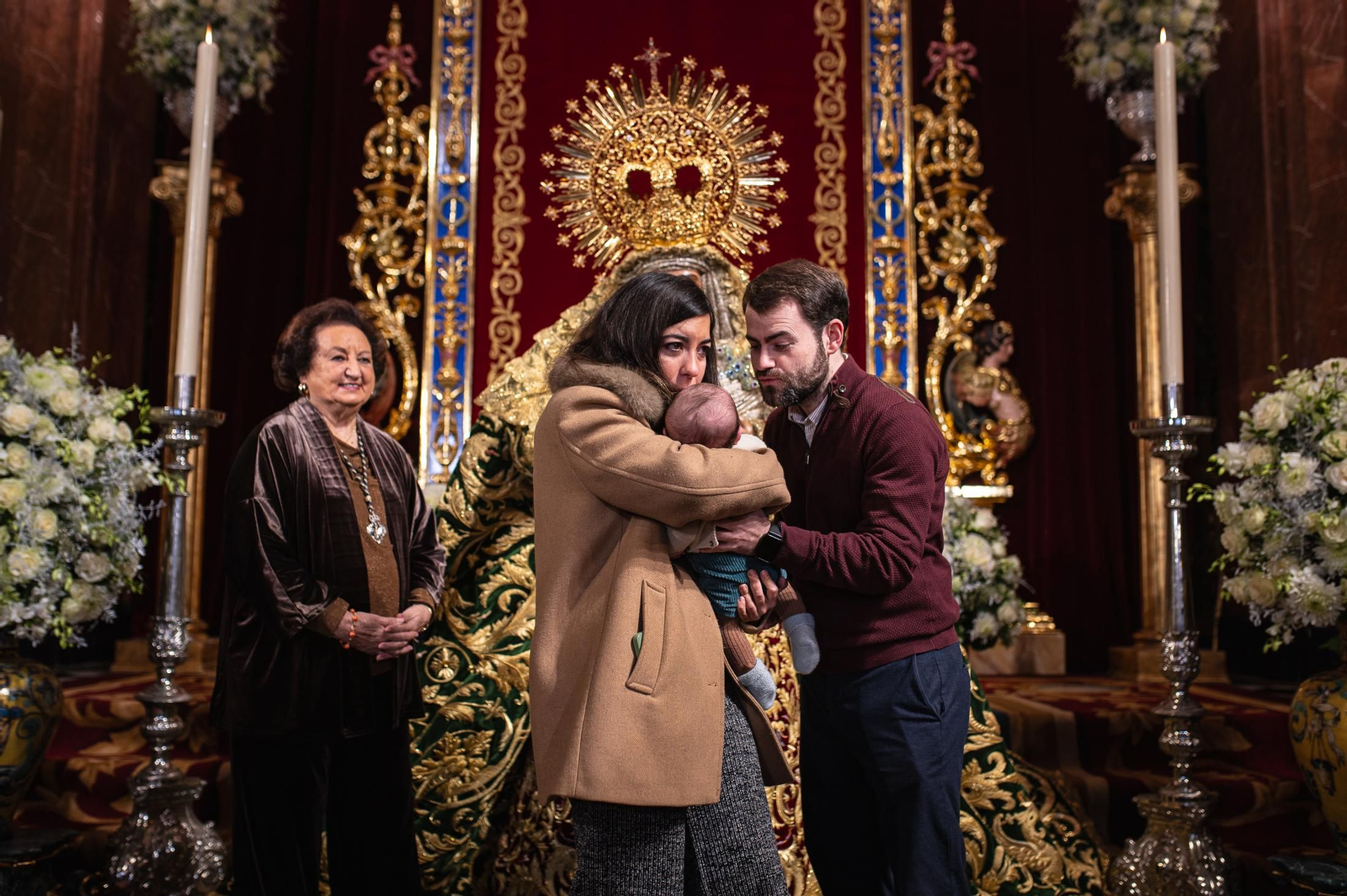 Imágenes del besamanos a la Esperanza de Triana en la Capilla de los Marineros