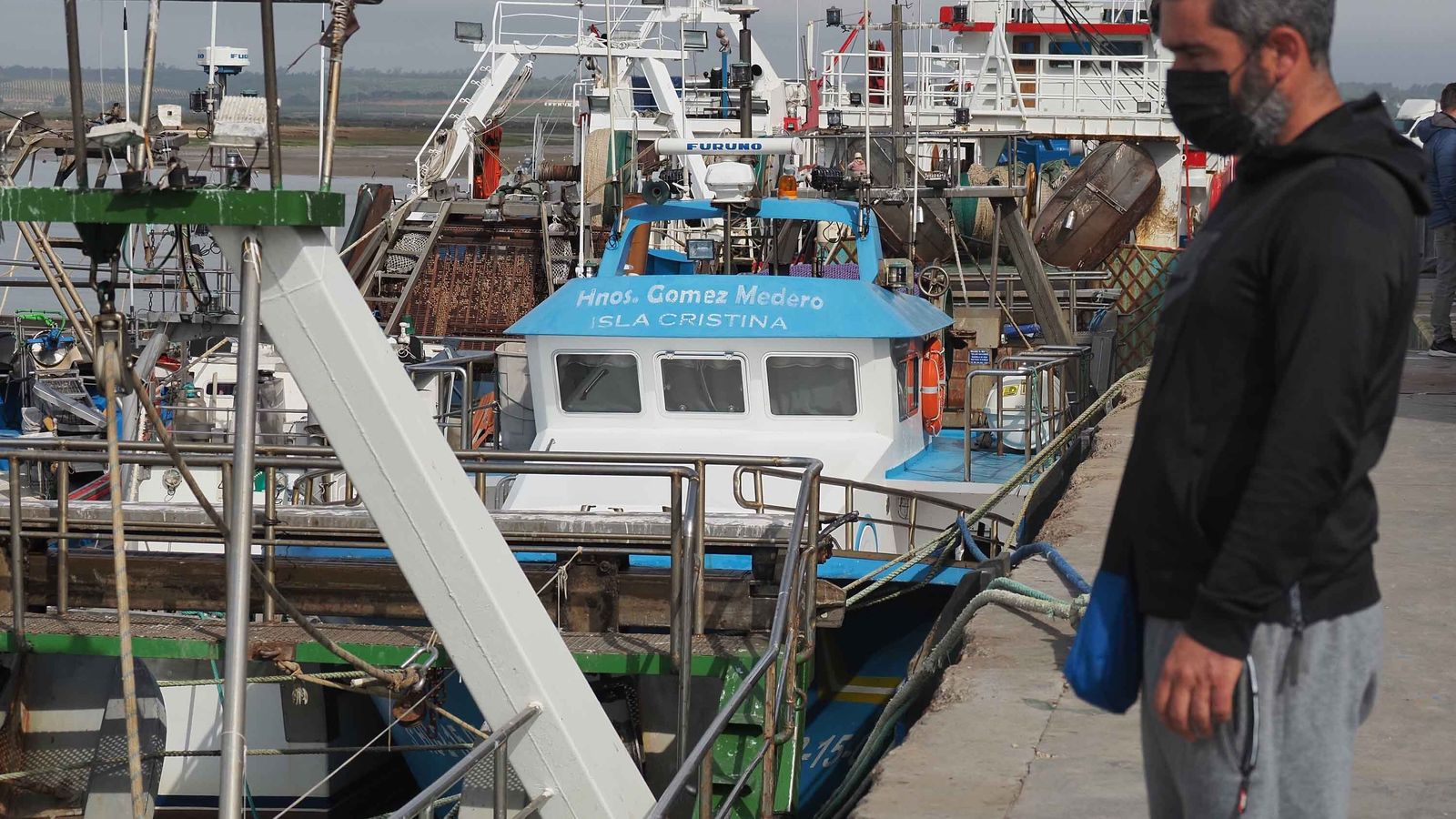 Un marinero observa las embarcaciones amarradas al puerto de Isla Cristina, este martes