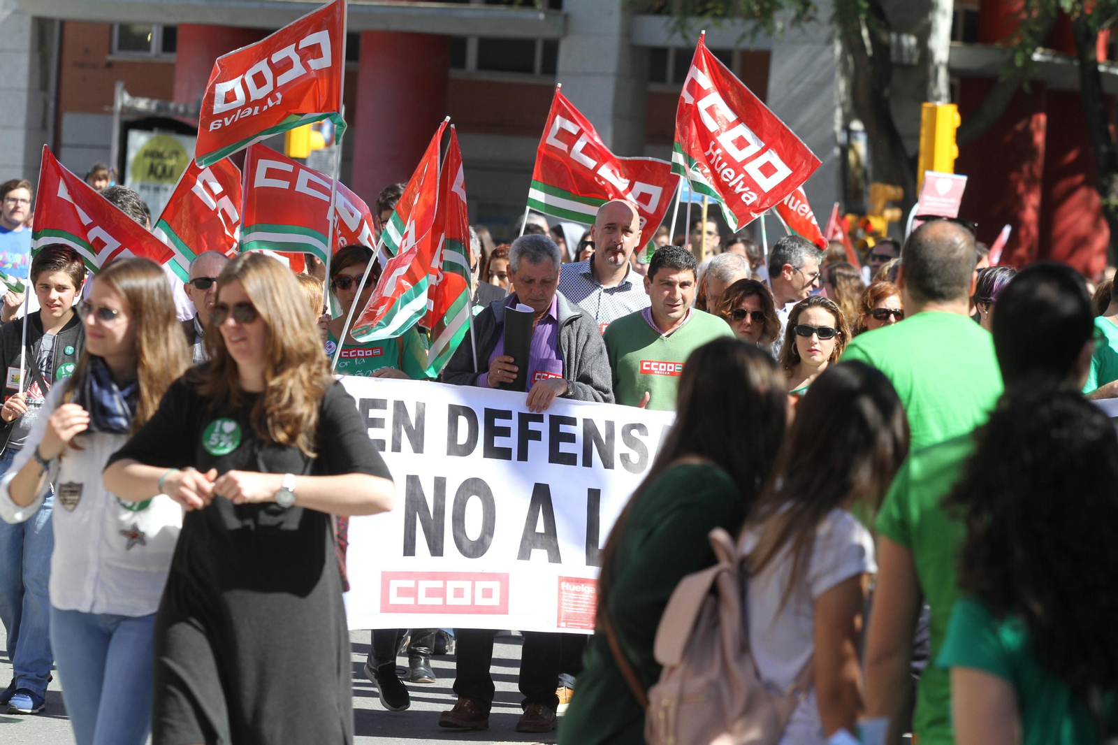 Imágenes  de la manifestación contra la Lomce en Huelva