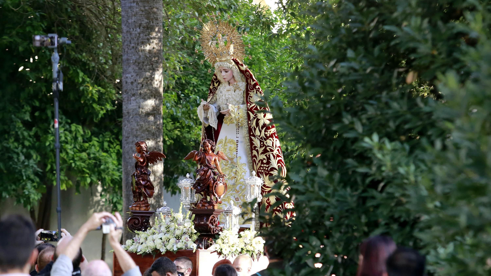 Imágenes del rosario de la Aurora de la Candelaria por los jardines de la Atalaya