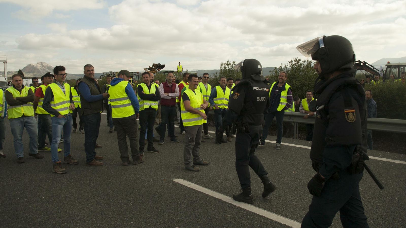 Las fotos de los tractores que han cortado las carreteras en Antequera