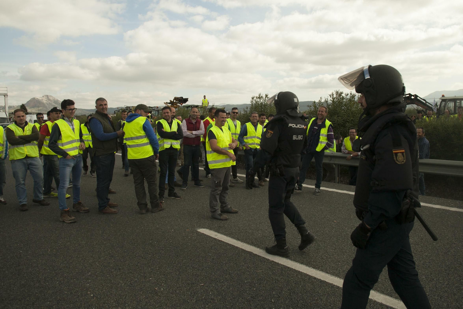 Las fotos de los tractores que han cortado las carreteras en Antequera