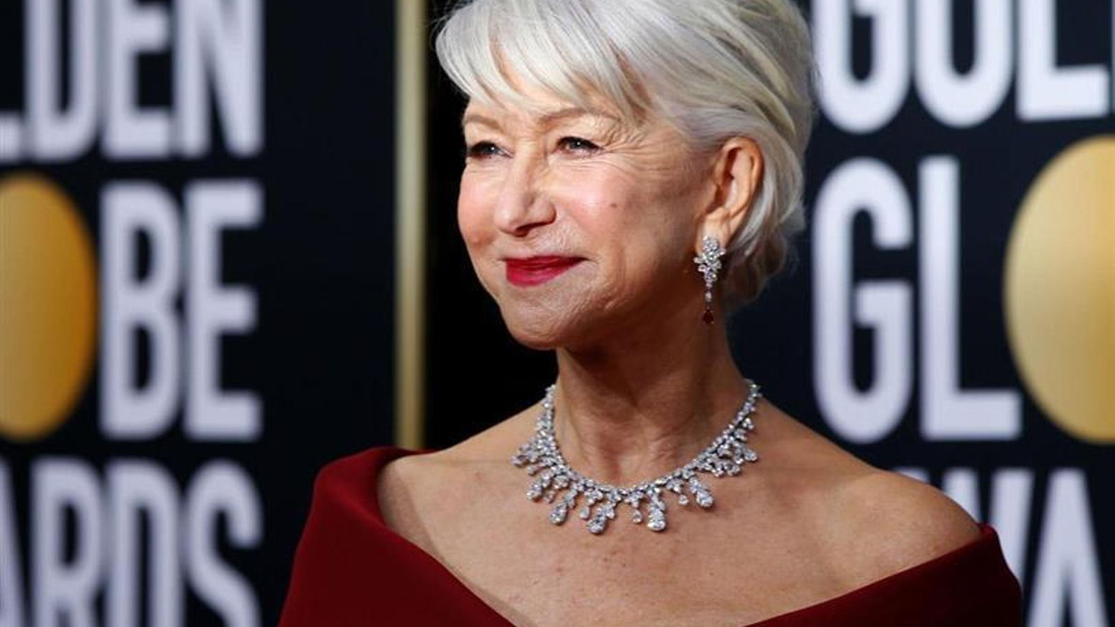 Hellen Mirren con un corte de pelo pixie con flequillo.