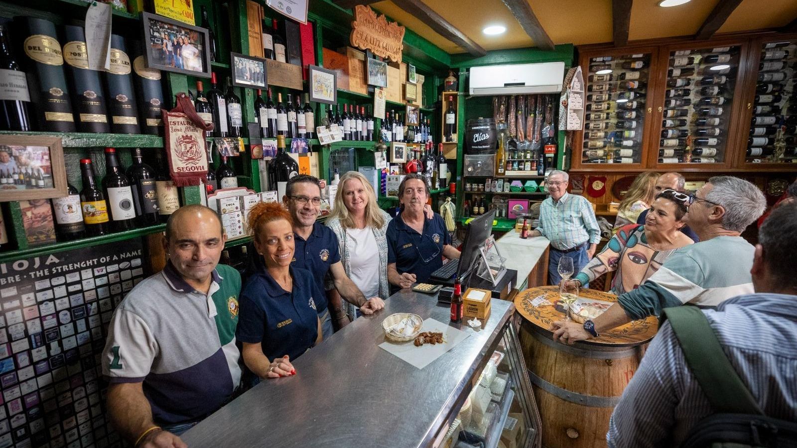 Bernardo Cruz, primero por la izquierda, junto a su equipo de trabajo en La Cepa Gallega.