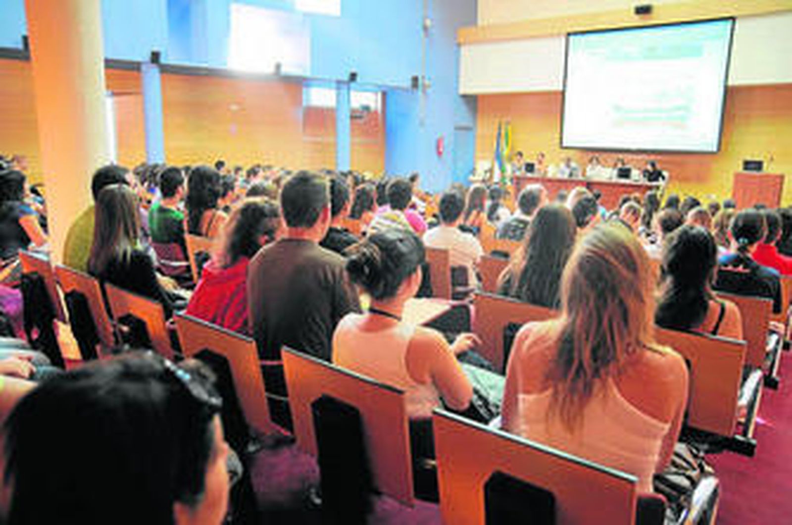 Un nutrido grupo de alumnos atienden a la presentación de un curso académico en el campus de Jerez.