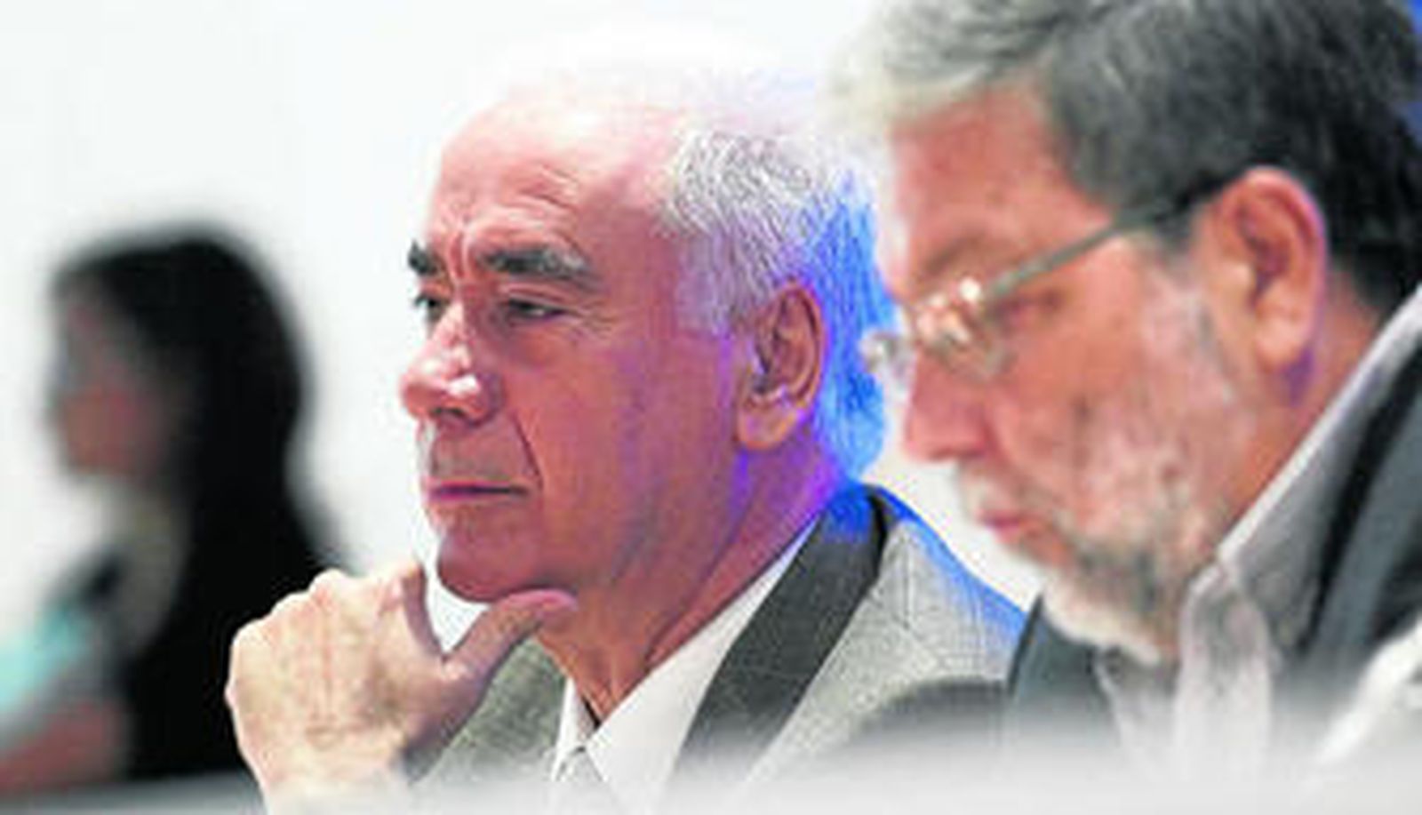 El consejero andaluz de Turismo, Luciano Alonso, junto al presidente de la FAMP, Francisco Toscano, ayer, en Málaga.