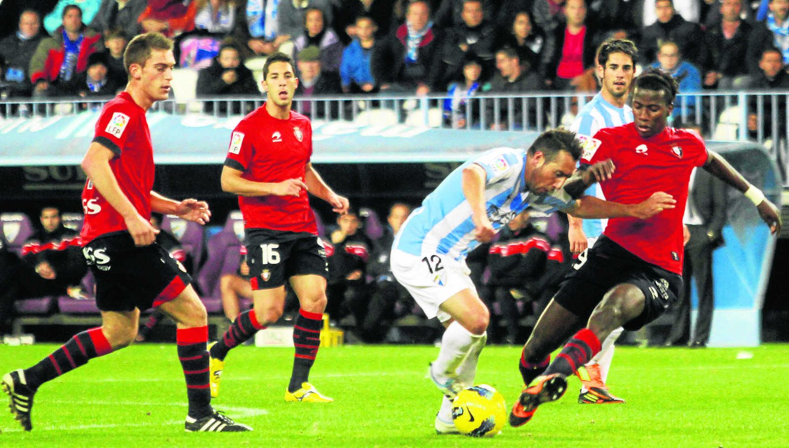 Roberto Torres (izquierda) observa en su debut una jugada de Cazorla.