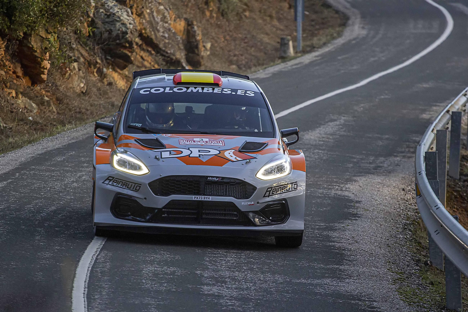 El vehículo de David Pérez y Álex Leseduarte a su paso por uno de los tramos del circuito en el Rallye de Sevilla.