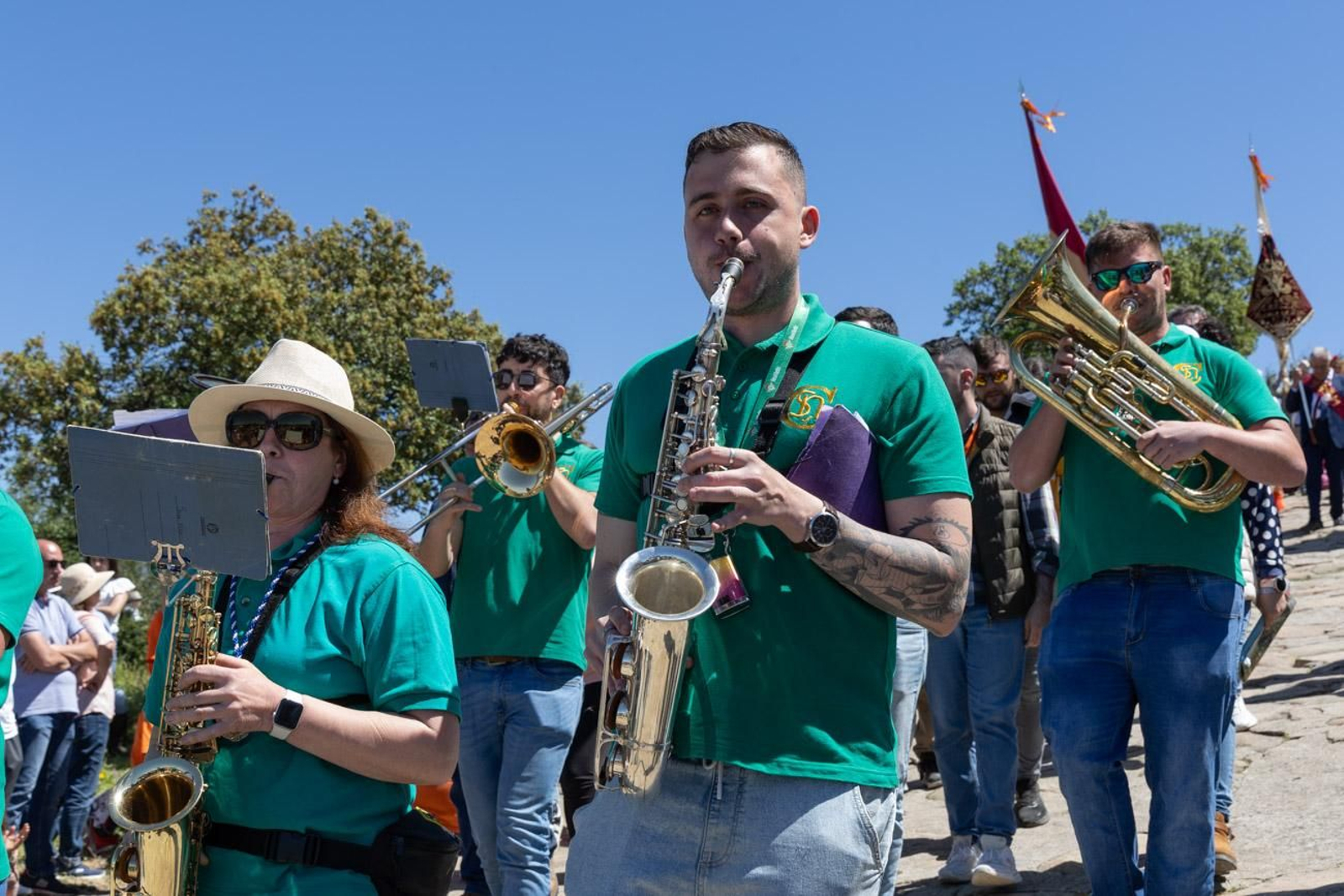 Miles de romeros acuden al encuentro de la Virgen de la Cabeza en su romería