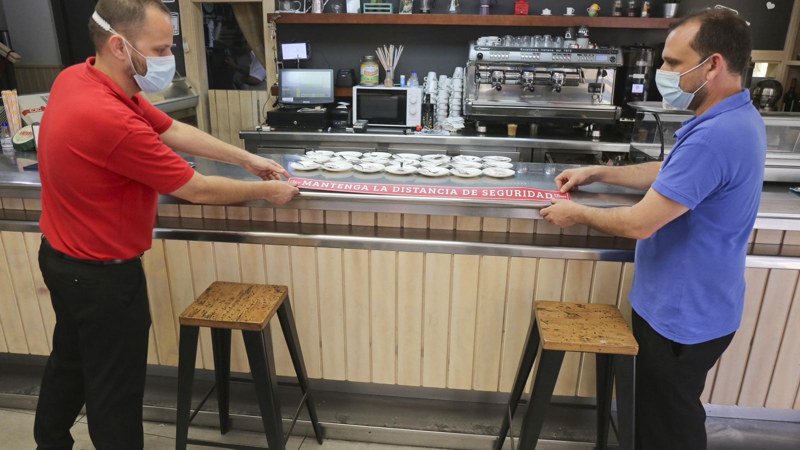 Ya es posible servir en barra con dos metros de distancia entre cliente o grupos.