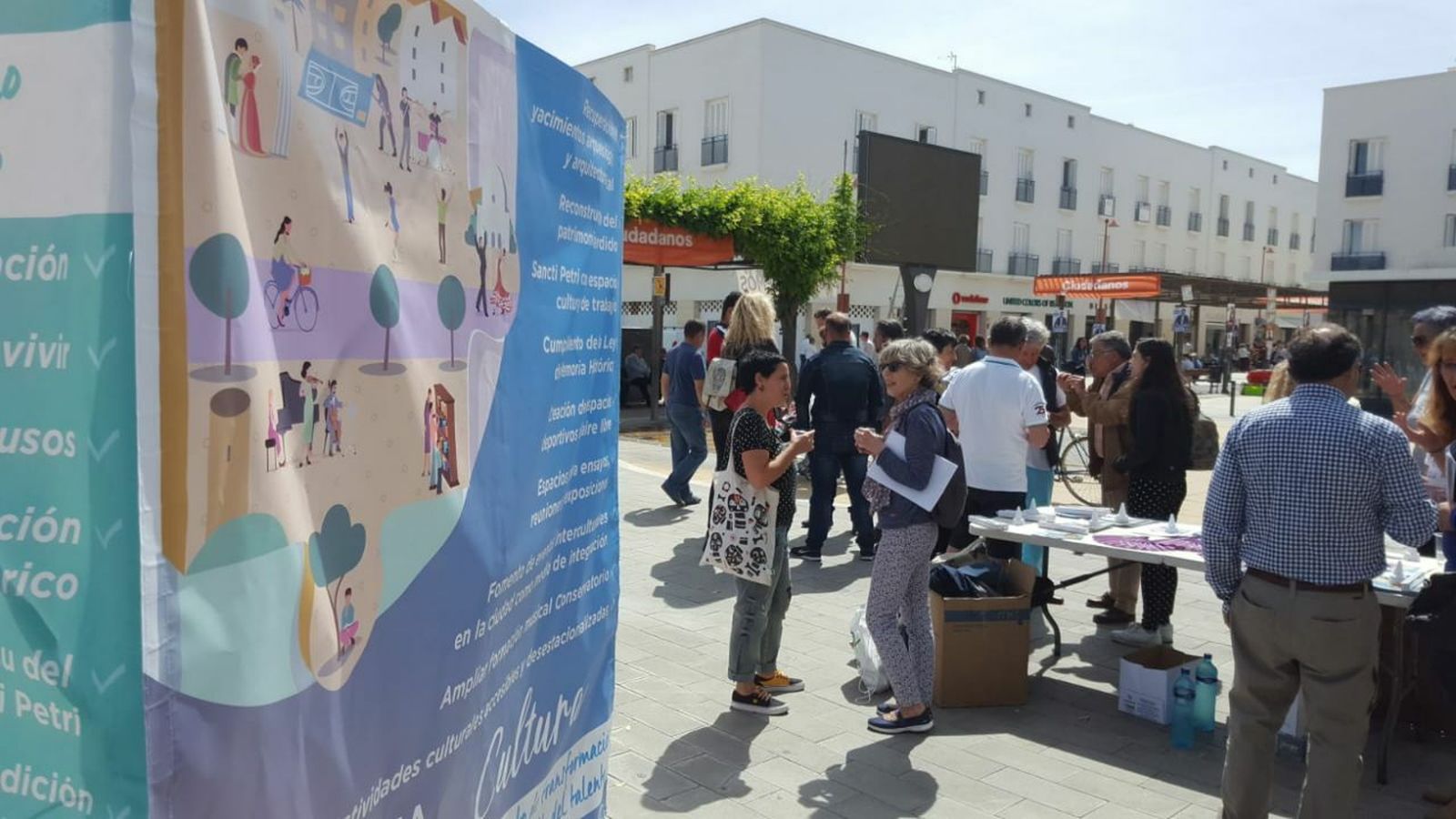Integrantes y simpatizantes de la formación morada en la plaza de Las Bodegas.