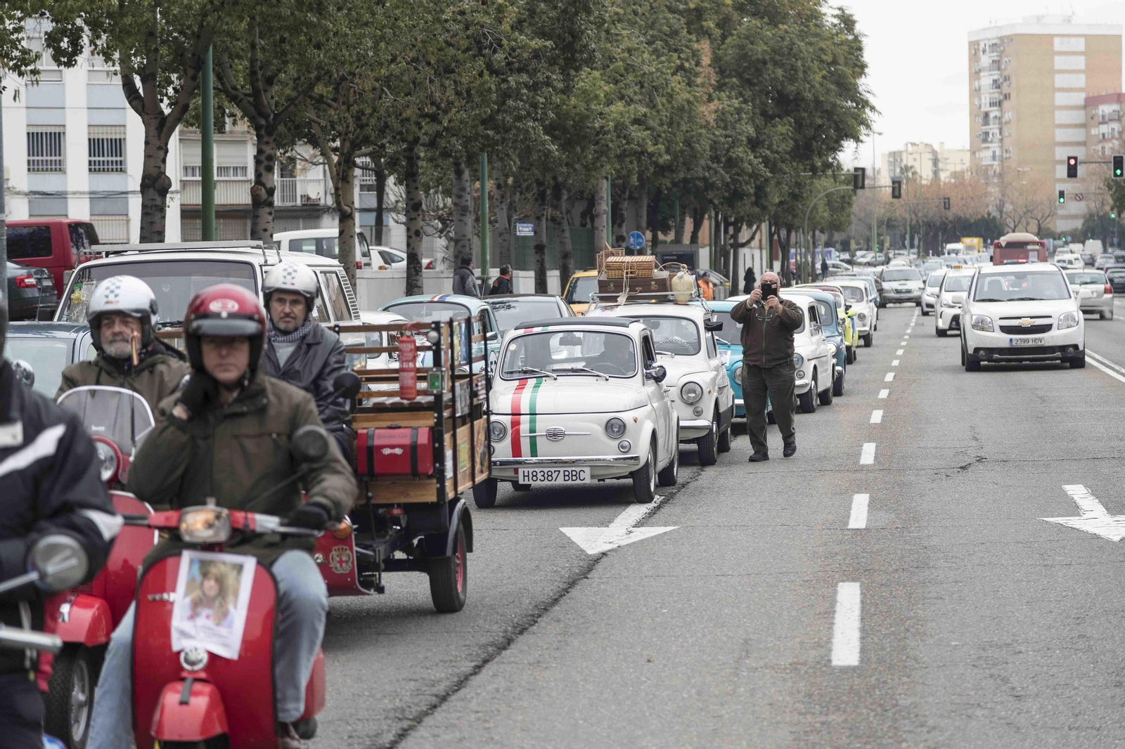 Las imágenes de la caravana de coches clásicos por Marta del Castillo