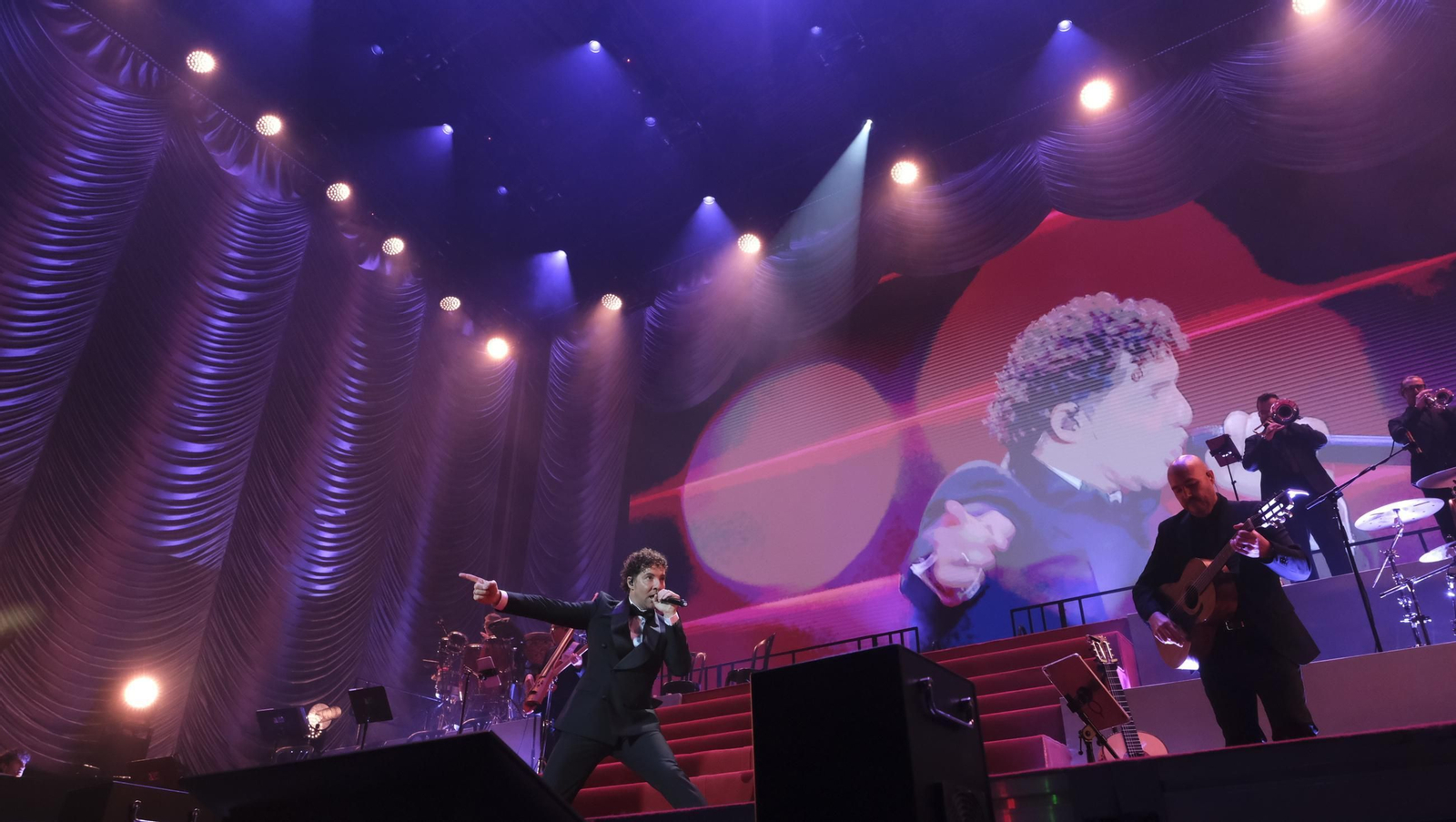 David Bisbal enamora a su Almería en el inicio de la gira 'Todo es Posible en Navidad', en fotografías