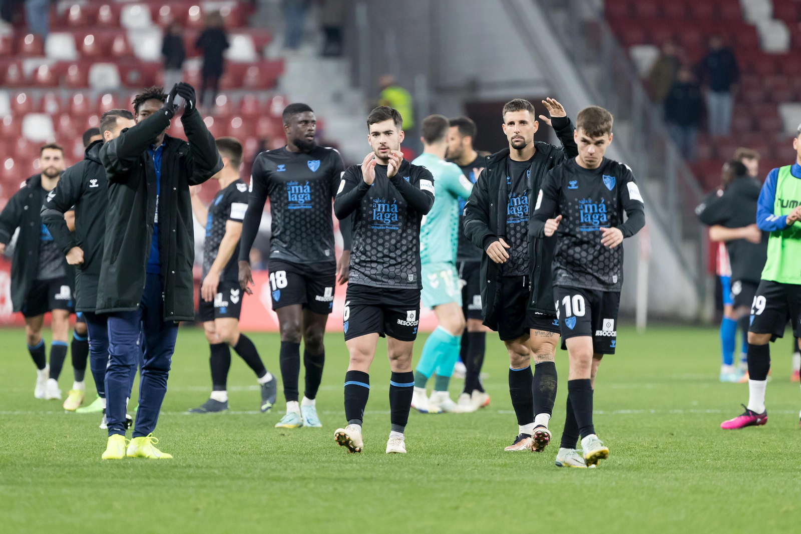 Los jugadores saludan a la afición desplazada a Gijón.