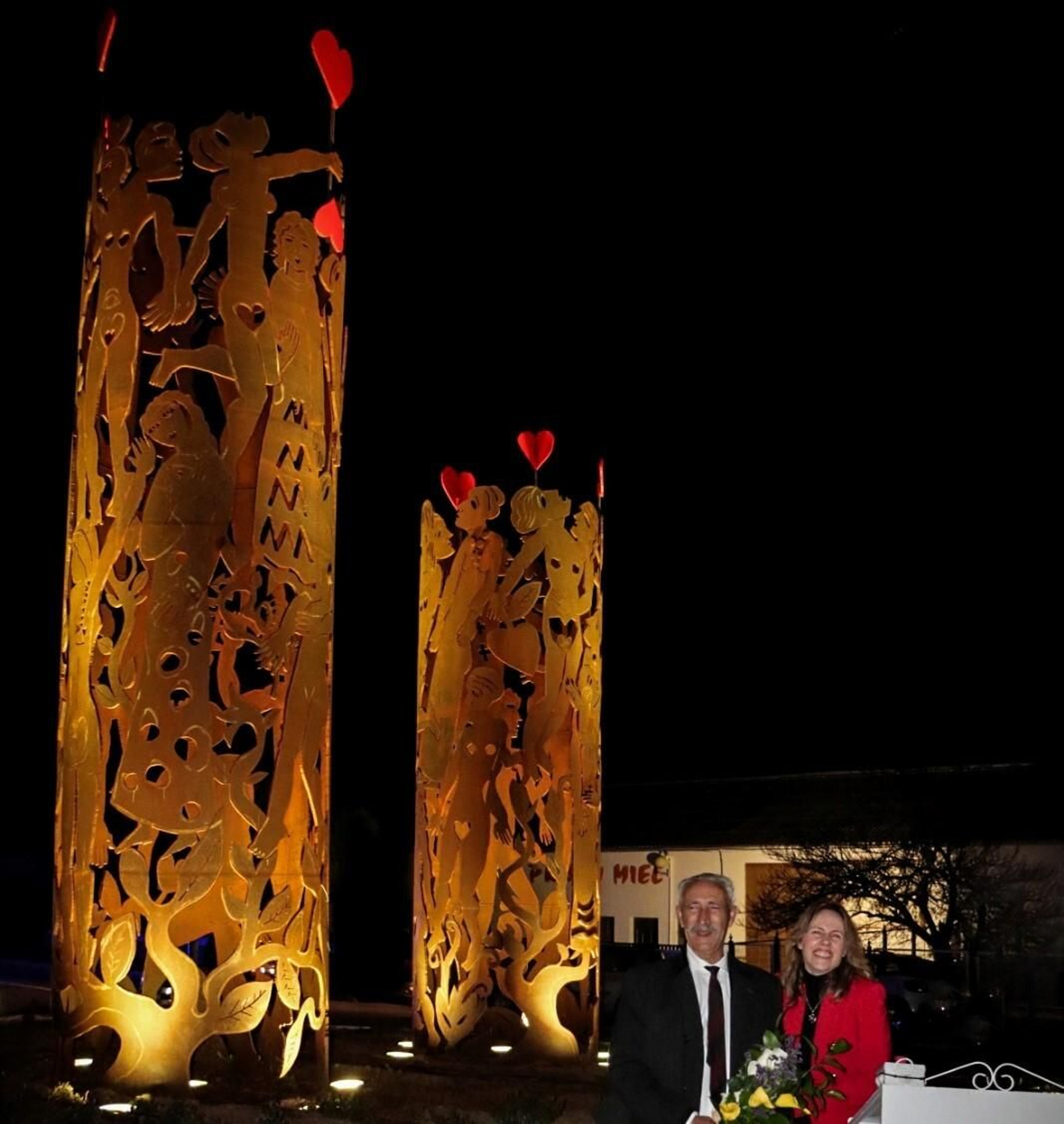 La alcaldesa Vanesa Beltrán y el escultor José Hinojo, en la inauguración. La alcaldesa Vanesa Beltrán y el escultor José Hinojo, en la inauguración.