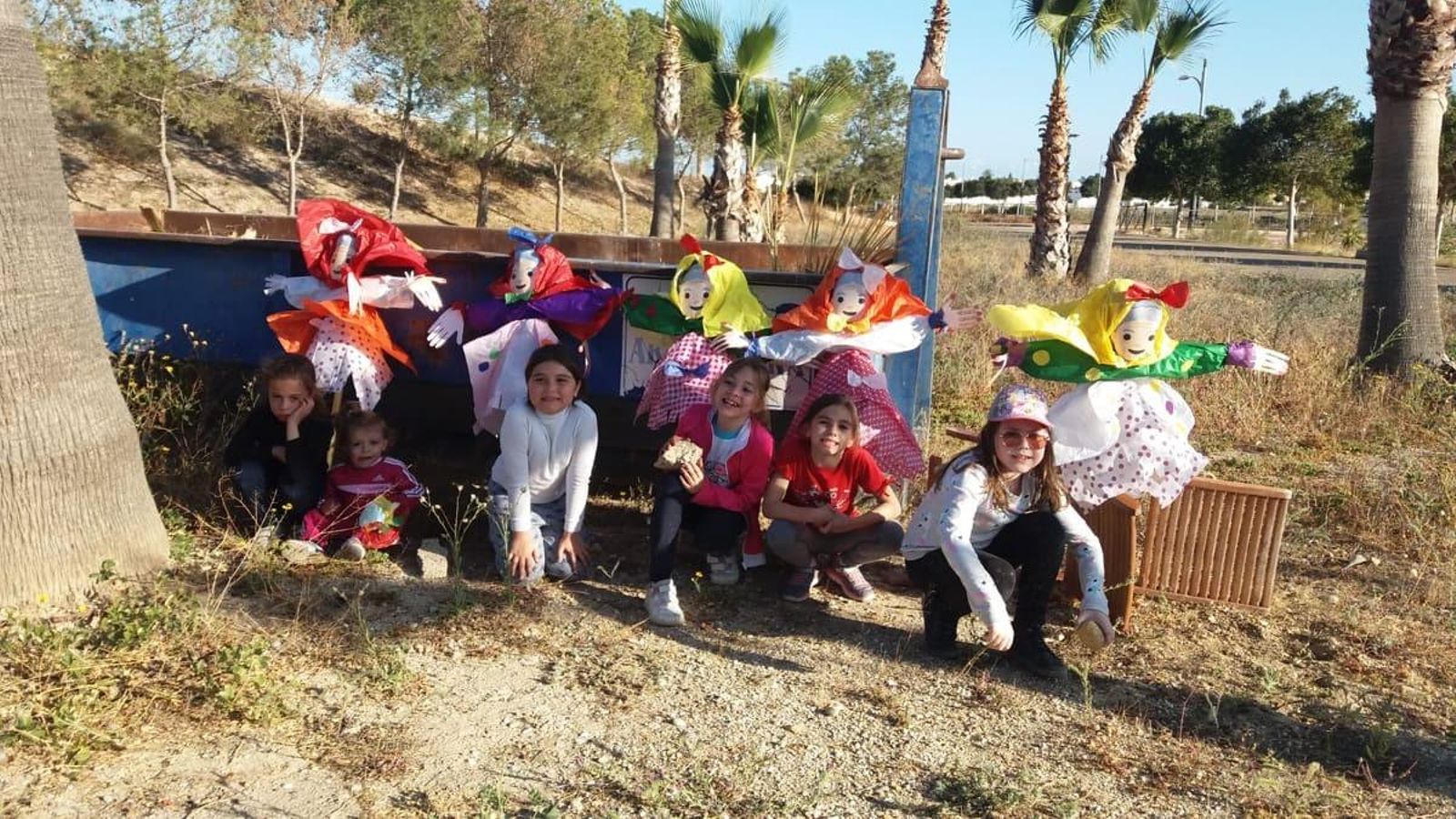 Niños con las viejas.