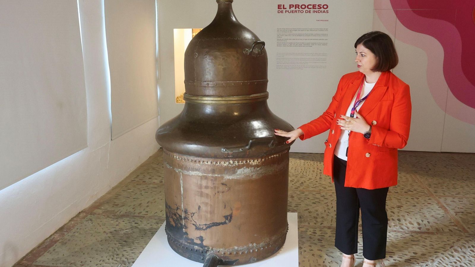 Rocío Gómez Cuevas con un antiguo alambique