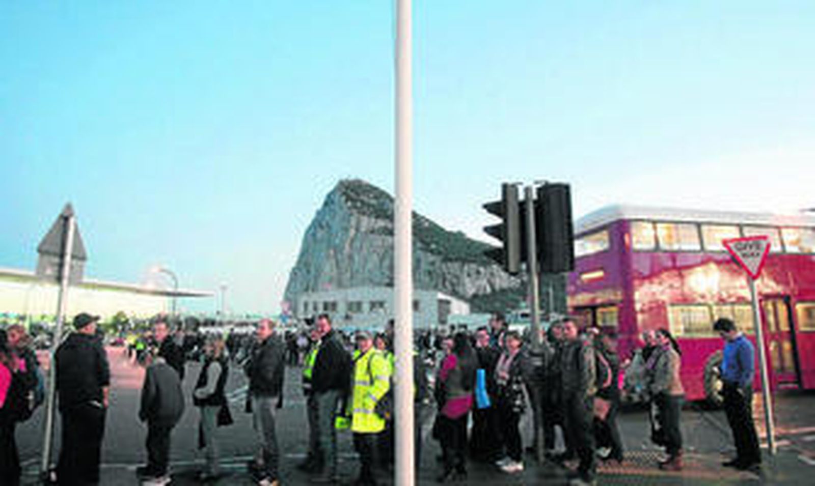 Imagen de las colas del paso peatonal por la frontera desde Gibraltar, ayer.