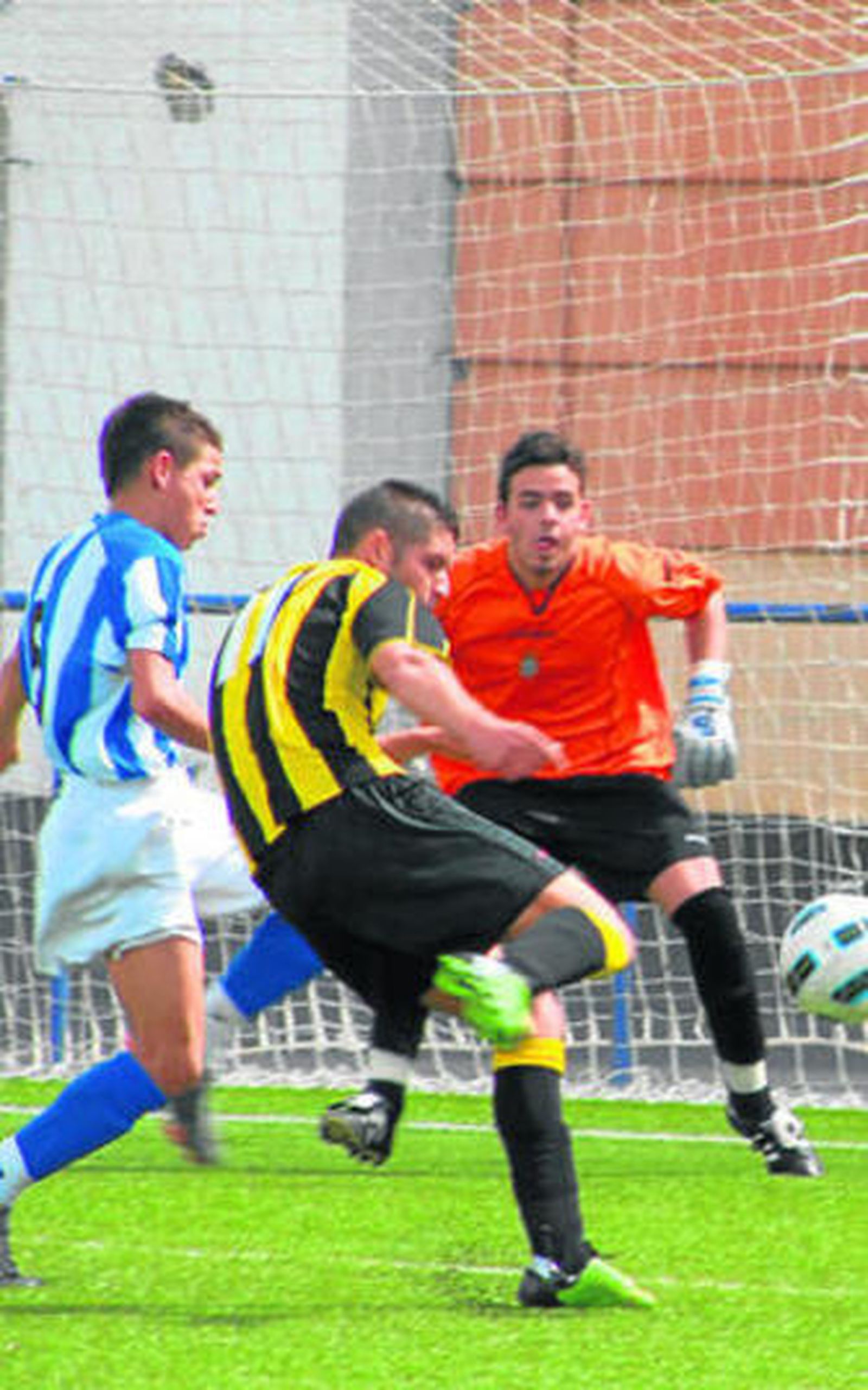 Bernal lanza a portería en presencia de Alvarito y el portero Migue.