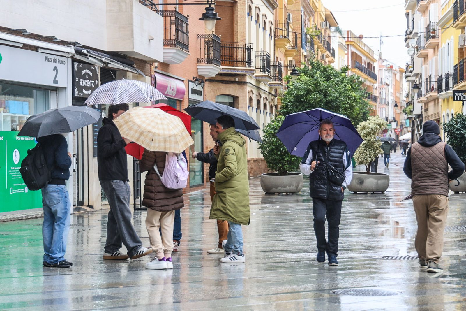Fotografías de la mañana lluviosa en la capital