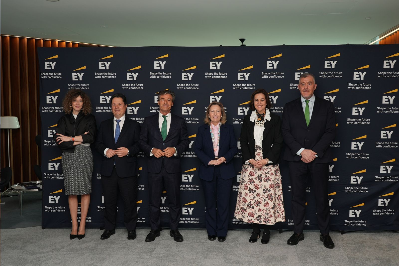 La secretaria de Estado de Defensa, Amparo Valcarce, junto al presidente de EY España, Federico Linares, y el equipo de Sector Público de EY.