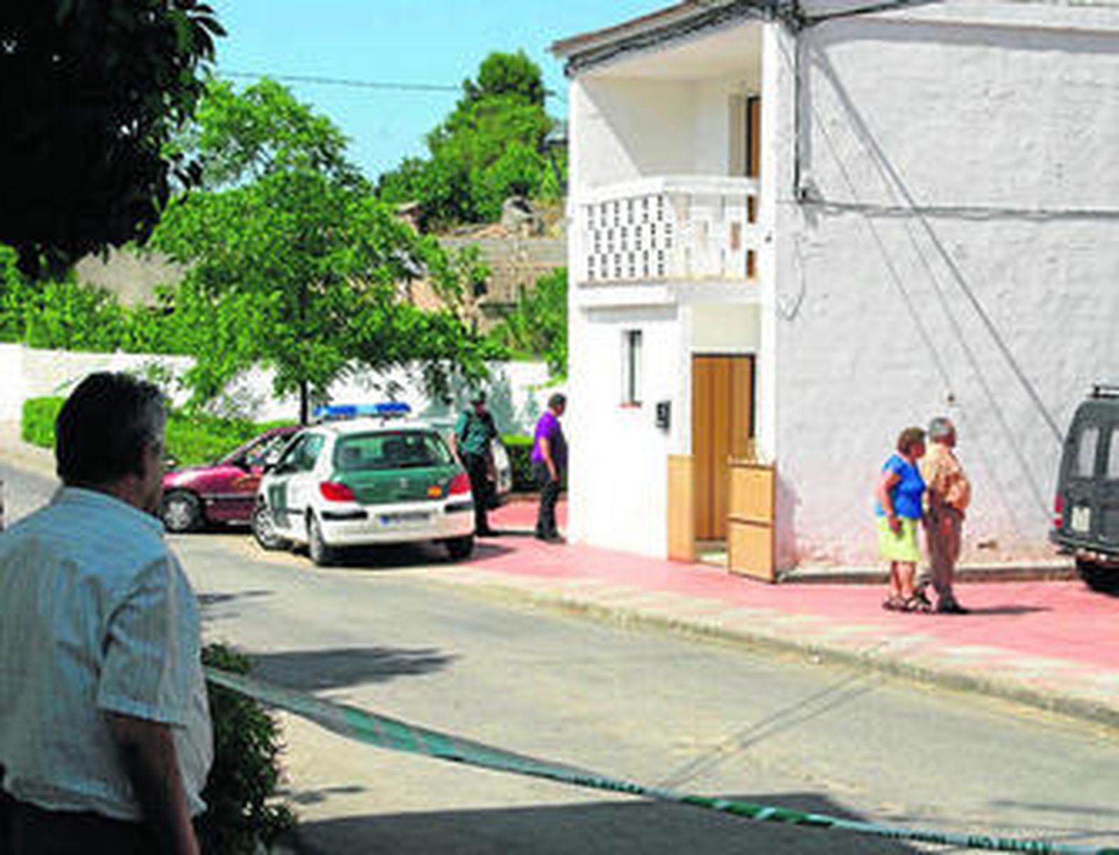 La Guardia Civil, junto a la vivienda donde se produjo la tragedia.