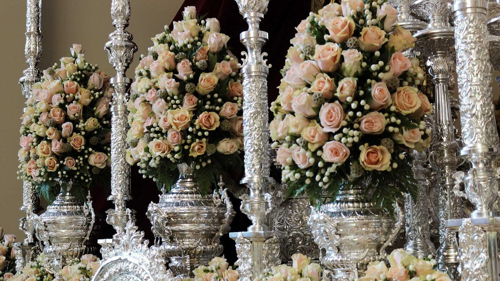 Exorno floral del palio de María Santísima de la Caridad y Consolación.