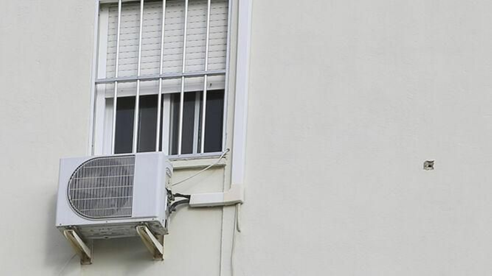 Un orificio por bala en la pared de una vivienda en Palma-Palmilla