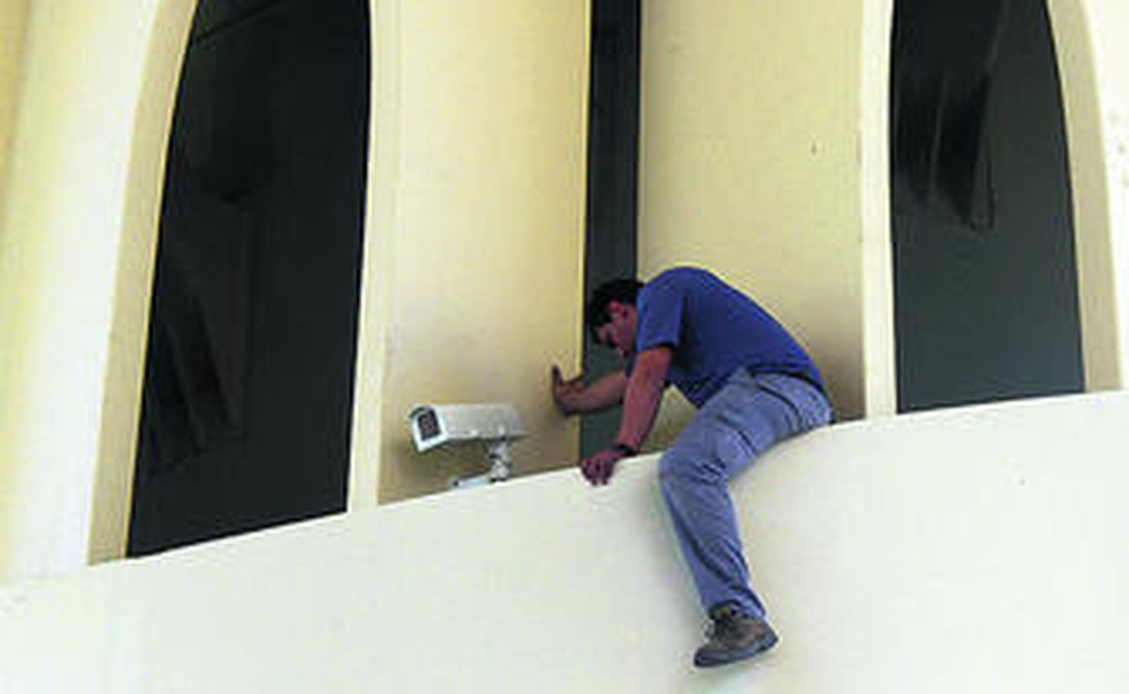 Un operario revisa la cámara instalada en una 'seta'.