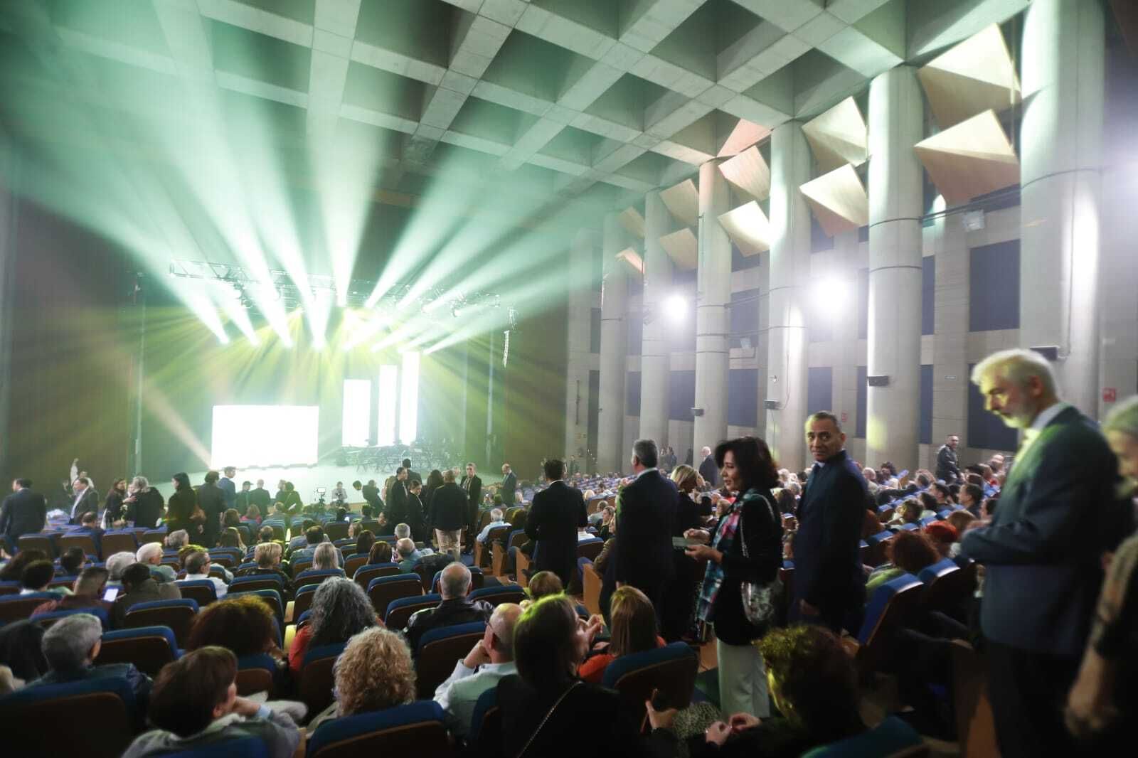 Asistentes se acomodan para presenciar la apertura del Festival de Cine.