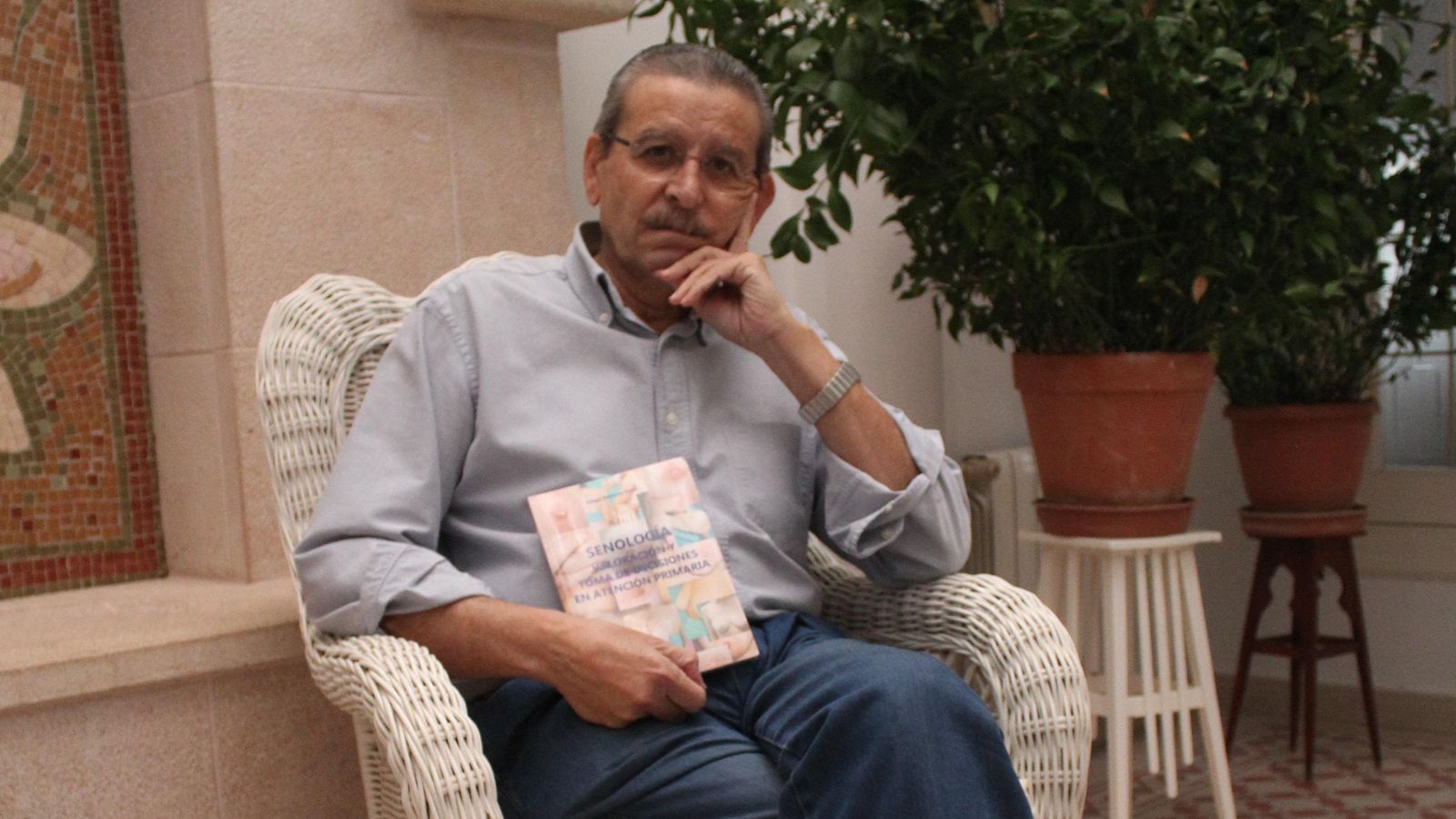 El doctor con su libro sobre Senología.