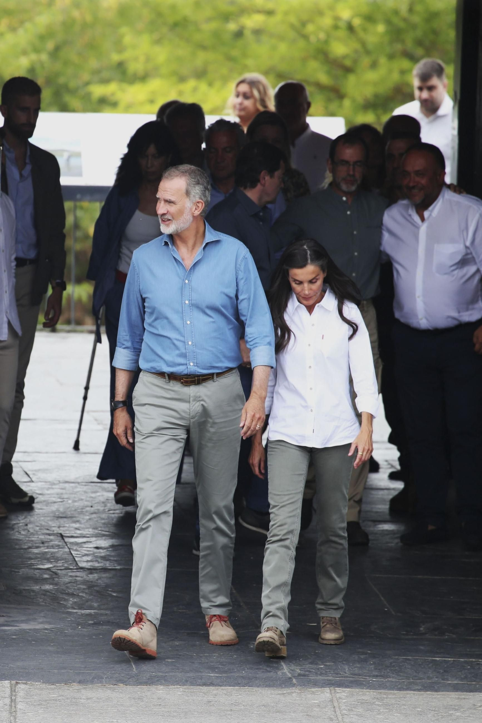 Las fotos de la visita de los Reyes a las zonas afectadas por los incendios en Sanabria y Las Médulas