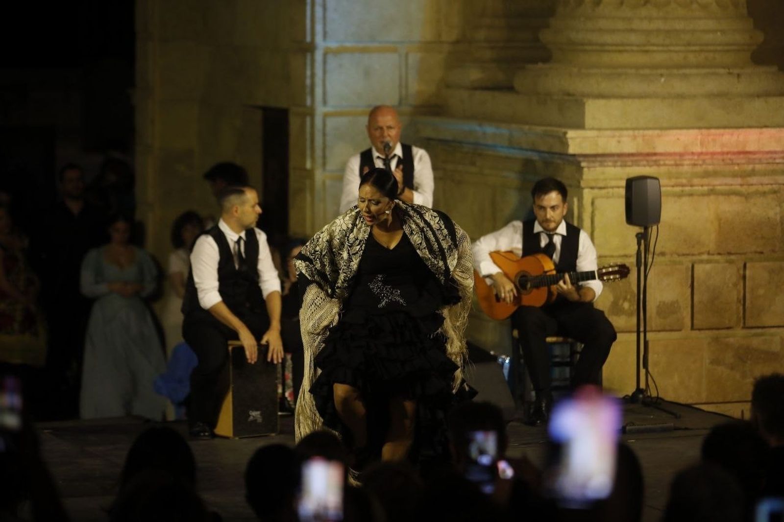 El espectáculo de danza española en la Puerta del Puente de Córdoba, en imágenes