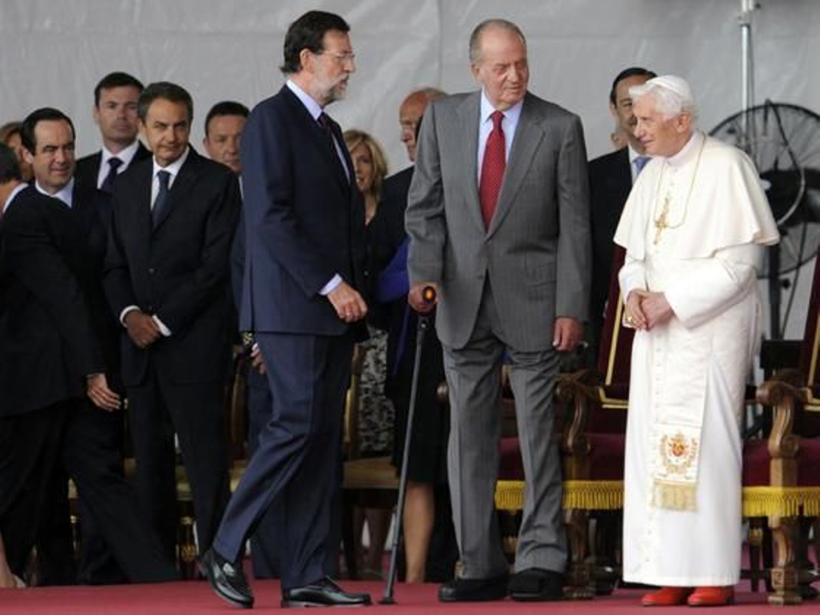 Benedicto XVI a su llegada al aeropuerto de Barajas.