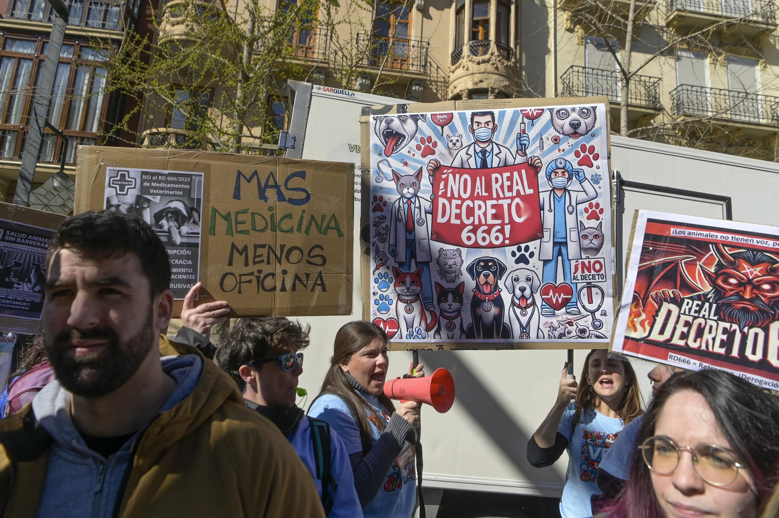 Las mejores imágenes de la manifestación de 300 veterinarios en Granada