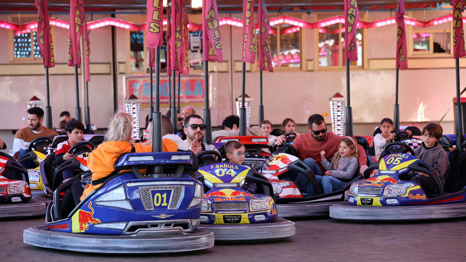 El parque de atracciones de Navidad junto a la Feria volvió a llenarse este sábado El parque de atracciones de Navidad junto a la Feria volvió a llenarse este sábado