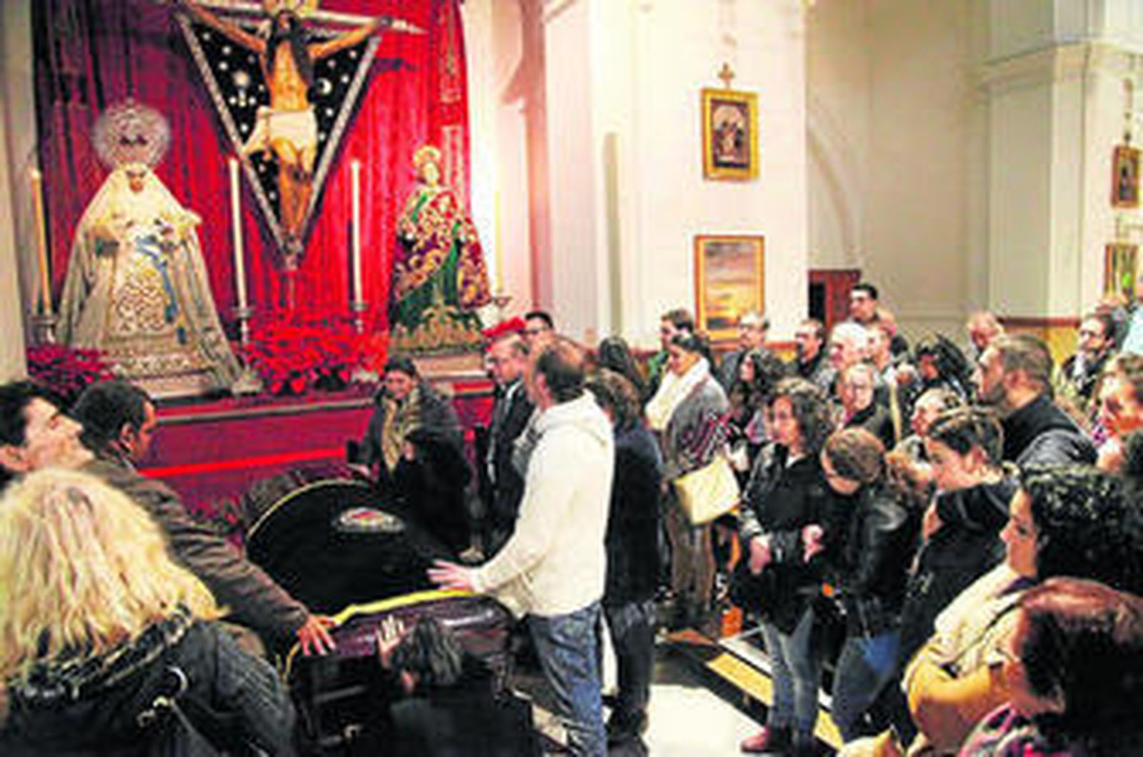 Los familiares colocaron el féretro a los pies de El Cristo, en la iglesia de San Francisco, en los últimos momentos del sepelio.